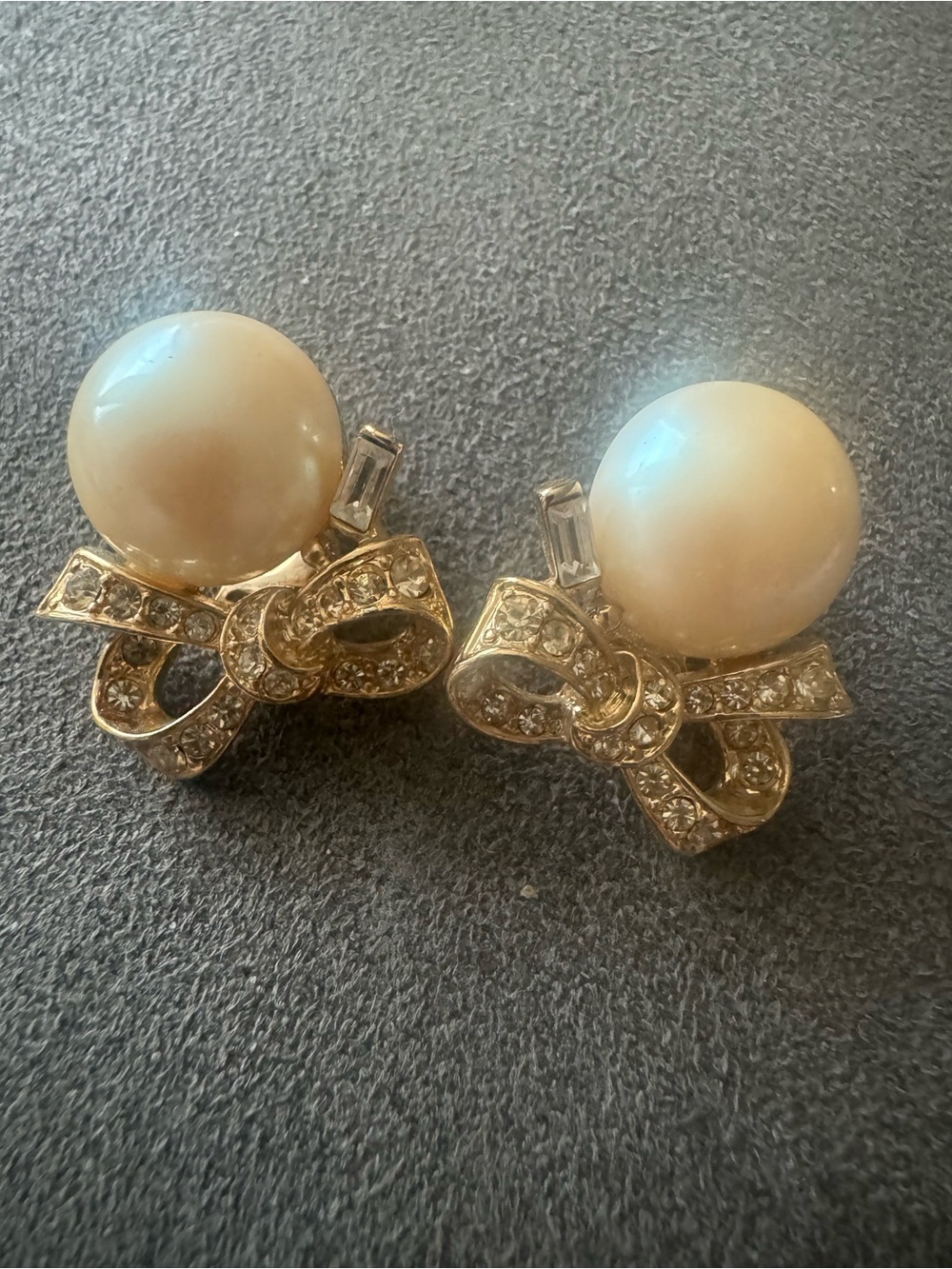 Authentic Nina Ricci Vintage Gold Tone Pearl Bow earrings 1980’s runway
